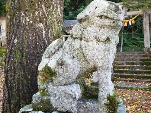 宇奈月神社の狛犬