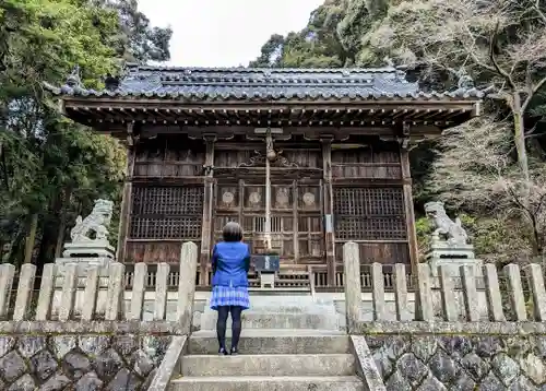 麦房神社の本殿