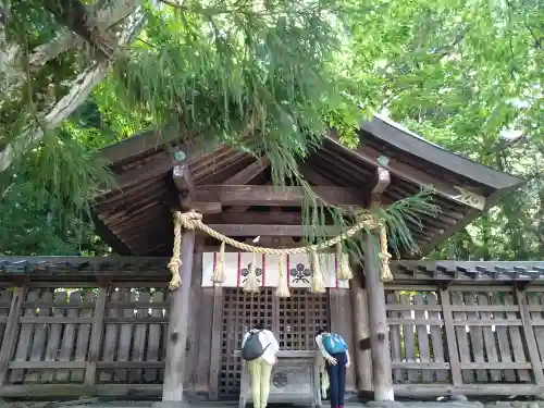 諏訪大社上社前宮の本殿・本堂