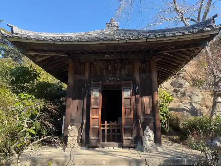 瑞泉寺の{uncategorized: "未分類", other: "その他", undefined: "問題あり", building: "その他建物", grave: "お墓", sacred_gate: "鳥居", guardian: "狛犬", statue: "像", buddha: "仏像", history: "歴史", nature: "自然", garden: "庭園", animal: "動物", pagoda: "塔", temizu: "手水舎", mountain_gate: "山門・神門", sanctuary: "本殿・本堂", subordinate: "末社・摂社", art: "芸術", scenery: "景色", jizo: "地蔵", ema: "絵馬", goshuin: "御朱印", omikuji: "おみくじ", items: "授与品その他", amulet: "お守り", goshuincho: "御朱印帳", eats: "食事", festival: "お祭り", votive_dance: "神楽", shichigosan: "七五三参", wedding: "結婚式", experience: "体験その他", initially: "初詣", around: "周辺", anti_infection: "感染症対策"}