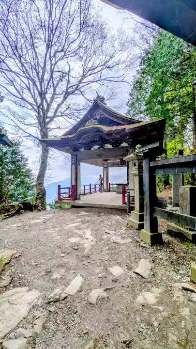 三峯神社の{uncategorized: "未分類", other: "その他", undefined: "問題あり", building: "その他建物", grave: "お墓", sacred_gate: "鳥居", guardian: "狛犬", statue: "像", buddha: "仏像", history: "歴史", nature: "自然", garden: "庭園", animal: "動物", pagoda: "塔", temizu: "手水舎", mountain_gate: "山門・神門", sanctuary: "本殿・本堂", subordinate: "末社・摂社", art: "芸術", scenery: "景色", jizo: "地蔵", ema: "絵馬", goshuin: "御朱印", omikuji: "おみくじ", items: "授与品その他", amulet: "お守り", goshuincho: "御朱印帳", eats: "食事", festival: "お祭り", votive_dance: "神楽", shichigosan: "七五三参", wedding: "結婚式", experience: "体験その他", initially: "初詣", around: "周辺", anti_infection: "感染症対策"}