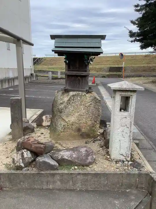 三明神社(神領町)の末社・摂社