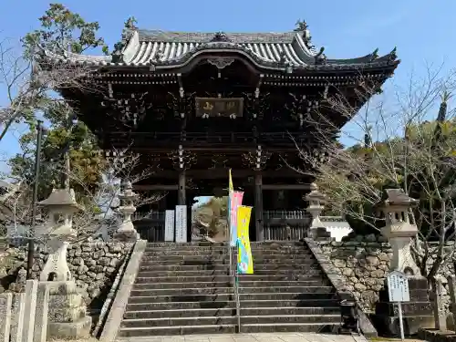 粉河寺の{uncategorized: "未分類", other: "その他", undefined: "問題あり", building: "その他建物", grave: "お墓", sacred_gate: "鳥居", guardian: "狛犬", statue: "像", buddha: "仏像", history: "歴史", nature: "自然", garden: "庭園", animal: "動物", pagoda: "塔", temizu: "手水舎", mountain_gate: "山門・神門", sanctuary: "本殿・本堂", subordinate: "末社・摂社", art: "芸術", scenery: "景色", jizo: "地蔵", ema: "絵馬", goshuin: "御朱印", omikuji: "おみくじ", items: "授与品その他", amulet: "お守り", goshuincho: "御朱印帳", eats: "食事", festival: "お祭り", votive_dance: "神楽", shichigosan: "七五三参", wedding: "結婚式", experience: "体験その他", initially: "初詣", around: "周辺", anti_infection: "感染症対策"}