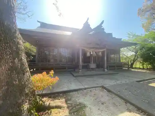 諏訪神社の{uncategorized: "未分類", other: "その他", undefined: "問題あり", building: "その他建物", grave: "お墓", sacred_gate: "鳥居", guardian: "狛犬", statue: "像", buddha: "仏像", history: "歴史", nature: "自然", garden: "庭園", animal: "動物", pagoda: "塔", temizu: "手水舎", mountain_gate: "山門・神門", sanctuary: "本殿・本堂", subordinate: "末社・摂社", art: "芸術", scenery: "景色", jizo: "地蔵", ema: "絵馬", goshuin: "御朱印", omikuji: "おみくじ", items: "授与品その他", amulet: "お守り", goshuincho: "御朱印帳", eats: "食事", festival: "お祭り", votive_dance: "神楽", shichigosan: "七五三参", wedding: "結婚式", experience: "体験その他", initially: "初詣", around: "周辺", anti_infection: "感染症対策"}
