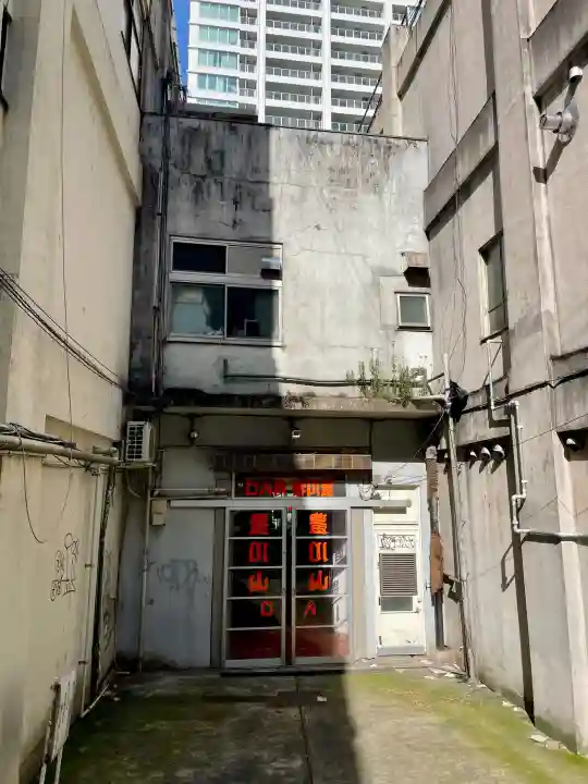 徳寿院の{uncategorized: "未分類", other: "その他", undefined: "問題あり", building: "その他建物", grave: "お墓", sacred_gate: "鳥居", guardian: "狛犬", statue: "像", buddha: "仏像", history: "歴史", nature: "自然", garden: "庭園", animal: "動物", pagoda: "塔", temizu: "手水舎", mountain_gate: "山門・神門", sanctuary: "本殿・本堂", subordinate: "末社・摂社", art: "芸術", scenery: "景色", jizo: "地蔵", ema: "絵馬", goshuin: "御朱印", omikuji: "おみくじ", items: "授与品その他", amulet: "お守り", goshuincho: "御朱印帳", eats: "食事", festival: "お祭り", votive_dance: "神楽", shichigosan: "七五三参", wedding: "結婚式", experience: "体験その他", initially: "初詣", around: "周辺", anti_infection: "感染症対策"}