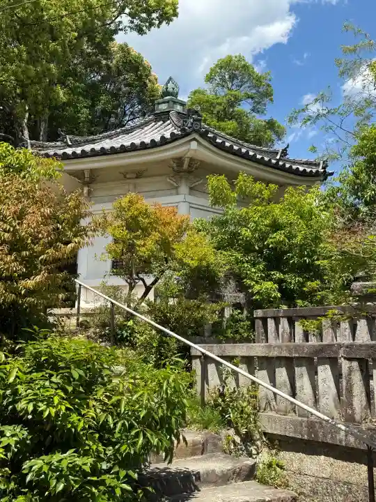 叡福寺の{uncategorized: "未分類", other: "その他", undefined: "問題あり", building: "その他建物", grave: "お墓", sacred_gate: "鳥居", guardian: "狛犬", statue: "像", buddha: "仏像", history: "歴史", nature: "自然", garden: "庭園", animal: "動物", pagoda: "塔", temizu: "手水舎", mountain_gate: "山門・神門", sanctuary: "本殿・本堂", subordinate: "末社・摂社", art: "芸術", scenery: "景色", jizo: "地蔵", ema: "絵馬", goshuin: "御朱印", omikuji: "おみくじ", items: "授与品その他", amulet: "お守り", goshuincho: "御朱印帳", eats: "食事", festival: "お祭り", votive_dance: "神楽", shichigosan: "七五三参", wedding: "結婚式", experience: "体験その他", initially: "初詣", around: "周辺", anti_infection: "感染症対策"}