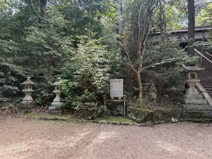 葛木倭文座天羽雷命神社の{uncategorized: "未分類", other: "その他", undefined: "問題あり", building: "その他建物", grave: "お墓", sacred_gate: "鳥居", guardian: "狛犬", statue: "像", buddha: "仏像", history: "歴史", nature: "自然", garden: "庭園", animal: "動物", pagoda: "塔", temizu: "手水舎", mountain_gate: "山門・神門", sanctuary: "本殿・本堂", subordinate: "末社・摂社", art: "芸術", scenery: "景色", jizo: "地蔵", ema: "絵馬", goshuin: "御朱印", omikuji: "おみくじ", items: "授与品その他", amulet: "お守り", goshuincho: "御朱印帳", eats: "食事", festival: "お祭り", votive_dance: "神楽", shichigosan: "七五三参", wedding: "結婚式", experience: "体験その他", initially: "初詣", around: "周辺", anti_infection: "感染症対策"}