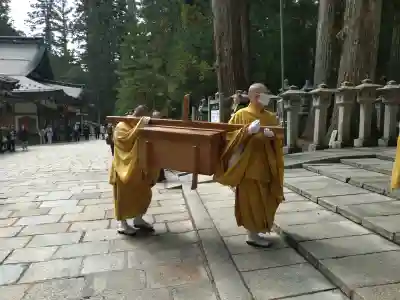 高野山金剛峯寺奥の院の{uncategorized: "未分類", other: "その他", undefined: "問題あり", building: "その他建物", grave: "お墓", sacred_gate: "鳥居", guardian: "狛犬", statue: "像", buddha: "仏像", history: "歴史", nature: "自然", garden: "庭園", animal: "動物", pagoda: "塔", temizu: "手水舎", mountain_gate: "山門・神門", sanctuary: "本殿・本堂", subordinate: "末社・摂社", art: "芸術", scenery: "景色", jizo: "地蔵", ema: "絵馬", goshuin: "御朱印", omikuji: "おみくじ", items: "授与品その他", amulet: "お守り", goshuincho: "御朱印帳", eats: "食事", festival: "お祭り", votive_dance: "神楽", shichigosan: "七五三参", wedding: "結婚式", experience: "体験その他", initially: "初詣", around: "周辺", anti_infection: "感染症対策"}
