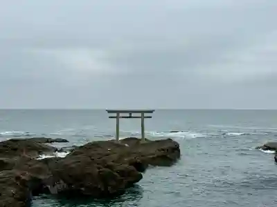 大洗磯前神社の{uncategorized: "未分類", other: "その他", undefined: "問題あり", building: "その他建物", grave: "お墓", sacred_gate: "鳥居", guardian: "狛犬", statue: "像", buddha: "仏像", history: "歴史", nature: "自然", garden: "庭園", animal: "動物", pagoda: "塔", temizu: "手水舎", mountain_gate: "山門・神門", sanctuary: "本殿・本堂", subordinate: "末社・摂社", art: "芸術", scenery: "景色", jizo: "地蔵", ema: "絵馬", goshuin: "御朱印", omikuji: "おみくじ", items: "授与品その他", amulet: "お守り", goshuincho: "御朱印帳", eats: "食事", festival: "お祭り", votive_dance: "神楽", shichigosan: "七五三参", wedding: "結婚式", experience: "体験その他", initially: "初詣", around: "周辺", anti_infection: "感染症対策"}