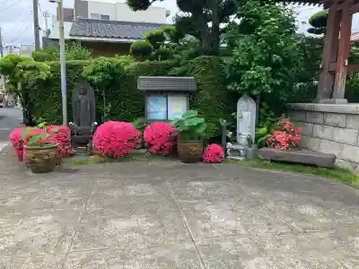 天台宗西光寺の{uncategorized: "未分類", other: "その他", undefined: "問題あり", building: "その他建物", grave: "お墓", sacred_gate: "鳥居", guardian: "狛犬", statue: "像", buddha: "仏像", history: "歴史", nature: "自然", garden: "庭園", animal: "動物", pagoda: "塔", temizu: "手水舎", mountain_gate: "山門・神門", sanctuary: "本殿・本堂", subordinate: "末社・摂社", art: "芸術", scenery: "景色", jizo: "地蔵", ema: "絵馬", goshuin: "御朱印", omikuji: "おみくじ", items: "授与品その他", amulet: "お守り", goshuincho: "御朱印帳", eats: "食事", festival: "お祭り", votive_dance: "神楽", shichigosan: "七五三参", wedding: "結婚式", experience: "体験その他", initially: "初詣", around: "周辺", anti_infection: "感染症対策"}