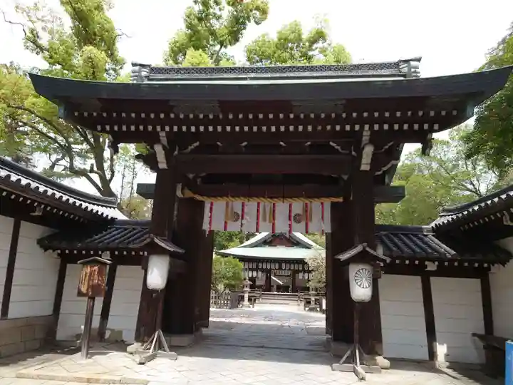 白峯神宮の山門・神門