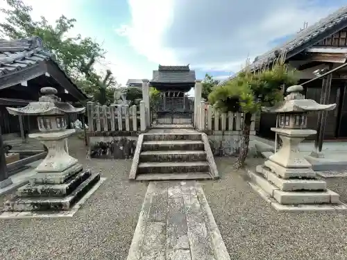 石原神社 (祇園社)の{uncategorized: "未分類", other: "その他", undefined: "問題あり", building: "その他建物", grave: "お墓", sacred_gate: "鳥居", guardian: "狛犬", statue: "像", buddha: "仏像", history: "歴史", nature: "自然", garden: "庭園", animal: "動物", pagoda: "塔", temizu: "手水舎", mountain_gate: "山門・神門", sanctuary: "本殿・本堂", subordinate: "末社・摂社", art: "芸術", scenery: "景色", jizo: "地蔵", ema: "絵馬", goshuin: "御朱印", omikuji: "おみくじ", items: "授与品その他", amulet: "お守り", goshuincho: "御朱印帳", eats: "食事", festival: "お祭り", votive_dance: "神楽", shichigosan: "七五三参", wedding: "結婚式", experience: "体験その他", initially: "初詣", around: "周辺", anti_infection: "感染症対策"}