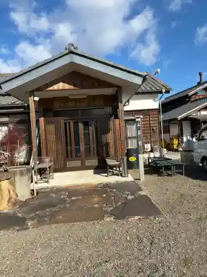 箕輪山満行院霊巖寺の{uncategorized: "未分類", other: "その他", undefined: "問題あり", building: "その他建物", grave: "お墓", sacred_gate: "鳥居", guardian: "狛犬", statue: "像", buddha: "仏像", history: "歴史", nature: "自然", garden: "庭園", animal: "動物", pagoda: "塔", temizu: "手水舎", mountain_gate: "山門・神門", sanctuary: "本殿・本堂", subordinate: "末社・摂社", art: "芸術", scenery: "景色", jizo: "地蔵", ema: "絵馬", goshuin: "御朱印", omikuji: "おみくじ", items: "授与品その他", amulet: "お守り", goshuincho: "御朱印帳", eats: "食事", festival: "お祭り", votive_dance: "神楽", shichigosan: "七五三参", wedding: "結婚式", experience: "体験その他", initially: "初詣", around: "周辺", anti_infection: "感染症対策"}