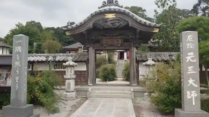 寺岡山元三大師の山門・神門