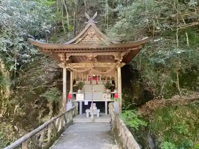 満願滝弁財天の{uncategorized: "未分類", other: "その他", undefined: "問題あり", building: "その他建物", grave: "お墓", sacred_gate: "鳥居", guardian: "狛犬", statue: "像", buddha: "仏像", history: "歴史", nature: "自然", garden: "庭園", animal: "動物", pagoda: "塔", temizu: "手水舎", mountain_gate: "山門・神門", sanctuary: "本殿・本堂", subordinate: "末社・摂社", art: "芸術", scenery: "景色", jizo: "地蔵", ema: "絵馬", goshuin: "御朱印", omikuji: "おみくじ", items: "授与品その他", amulet: "お守り", goshuincho: "御朱印帳", eats: "食事", festival: "お祭り", votive_dance: "神楽", shichigosan: "七五三参", wedding: "結婚式", experience: "体験その他", initially: "初詣", around: "周辺", anti_infection: "感染症対策"}