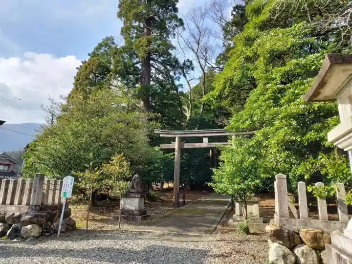 若狭彦神社(上社)の{uncategorized: "未分類", other: "その他", undefined: "問題あり", building: "その他建物", grave: "お墓", sacred_gate: "鳥居", guardian: "狛犬", statue: "像", buddha: "仏像", history: "歴史", nature: "自然", garden: "庭園", animal: "動物", pagoda: "塔", temizu: "手水舎", mountain_gate: "山門・神門", sanctuary: "本殿・本堂", subordinate: "末社・摂社", art: "芸術", scenery: "景色", jizo: "地蔵", ema: "絵馬", goshuin: "御朱印", omikuji: "おみくじ", items: "授与品その他", amulet: "お守り", goshuincho: "御朱印帳", eats: "食事", festival: "お祭り", votive_dance: "神楽", shichigosan: "七五三参", wedding: "結婚式", experience: "体験その他", initially: "初詣", around: "周辺", anti_infection: "感染症対策"}