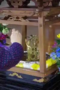 旧暦の四月八日にお生まれになったと伝えられているお釈迦さまは、生後すぐに立ち七歩進んで「天上天下唯我独尊(てんじょうてんげゆいがどくそん)」と宣言し、龍に天から産湯をそそがれ、祝福されたと伝えられています。
花祭りは、この言い伝えにちなんでお釈迦さまの像に「甘茶」をおかけし、お釈迦さまのご生誕をお祝いする仏教行事です。
さて、慈眼寺では毎年恒例の「花祭り会」を下記の如く執行いたしますので、お知らせ致します。
日 時 令和七年 四月六日(日) 午後一時より
集 合 午後〇時四十五分 慈眼寺檀信徒会館(雨天決行)
所持品 輪袈裟・念珠・経本(檀信徒のおつとめ)
なお、準備の都合上、出席をご希望される方は来る三月三十一日(月)までに寺務所までご連絡下さい。
※玄関にて直接お伝え頂いても、お電話でも問題ございません。
福王山 慈眼寺 電話 03-3381-4668
(写真は過去の花祭りの様子です。)