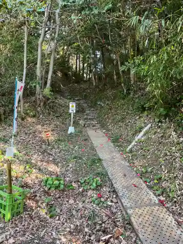 伊射波神社の{uncategorized: "未分類", other: "その他", undefined: "問題あり", building: "その他建物", grave: "お墓", sacred_gate: "鳥居", guardian: "狛犬", statue: "像", buddha: "仏像", history: "歴史", nature: "自然", garden: "庭園", animal: "動物", pagoda: "塔", temizu: "手水舎", mountain_gate: "山門・神門", sanctuary: "本殿・本堂", subordinate: "末社・摂社", art: "芸術", scenery: "景色", jizo: "地蔵", ema: "絵馬", goshuin: "御朱印", omikuji: "おみくじ", items: "授与品その他", amulet: "お守り", goshuincho: "御朱印帳", eats: "食事", festival: "お祭り", votive_dance: "神楽", shichigosan: "七五三参", wedding: "結婚式", experience: "体験その他", initially: "初詣", around: "周辺", anti_infection: "感染症対策"}