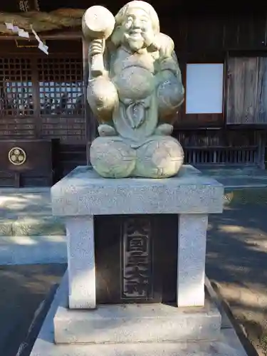 那閉神社の像