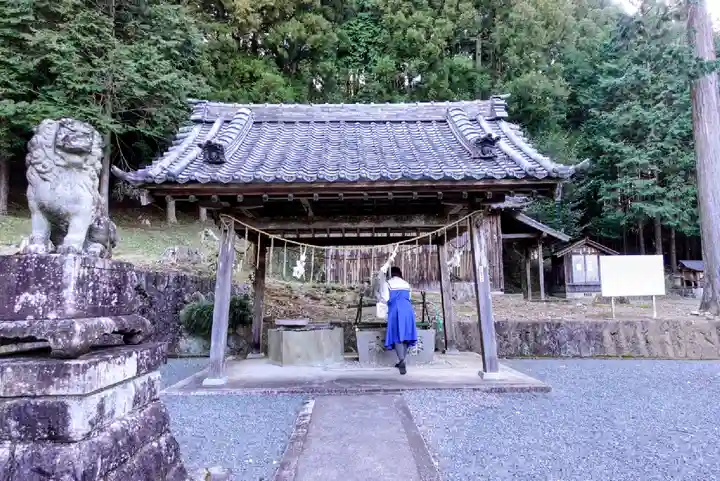 石座神社の手水舎