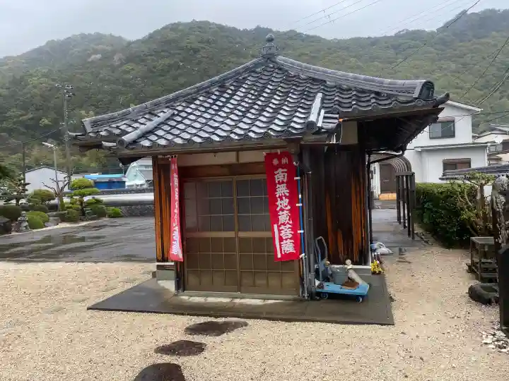 海岸寺の{uncategorized: "未分類", other: "その他", undefined: "問題あり", building: "その他建物", grave: "お墓", sacred_gate: "鳥居", guardian: "狛犬", statue: "像", buddha: "仏像", history: "歴史", nature: "自然", garden: "庭園", animal: "動物", pagoda: "塔", temizu: "手水舎", mountain_gate: "山門・神門", sanctuary: "本殿・本堂", subordinate: "末社・摂社", art: "芸術", scenery: "景色", jizo: "地蔵", ema: "絵馬", goshuin: "御朱印", omikuji: "おみくじ", items: "授与品その他", amulet: "お守り", goshuincho: "御朱印帳", eats: "食事", festival: "お祭り", votive_dance: "神楽", shichigosan: "七五三参", wedding: "結婚式", experience: "体験その他", initially: "初詣", around: "周辺", anti_infection: "感染症対策"}