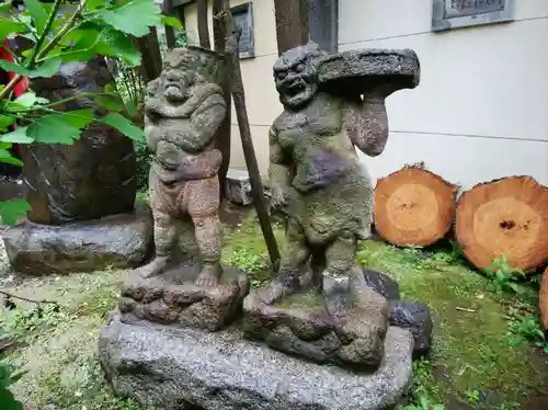 吉原神社の像