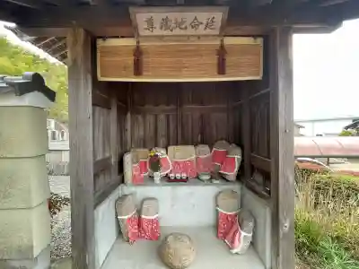 法泉寺の{uncategorized: "未分類", other: "その他", undefined: "問題あり", building: "その他建物", grave: "お墓", sacred_gate: "鳥居", guardian: "狛犬", statue: "像", buddha: "仏像", history: "歴史", nature: "自然", garden: "庭園", animal: "動物", pagoda: "塔", temizu: "手水舎", mountain_gate: "山門・神門", sanctuary: "本殿・本堂", subordinate: "末社・摂社", art: "芸術", scenery: "景色", jizo: "地蔵", ema: "絵馬", goshuin: "御朱印", omikuji: "おみくじ", items: "授与品その他", amulet: "お守り", goshuincho: "御朱印帳", eats: "食事", festival: "お祭り", votive_dance: "神楽", shichigosan: "七五三参", wedding: "結婚式", experience: "体験その他", initially: "初詣", around: "周辺", anti_infection: "感染症対策"}