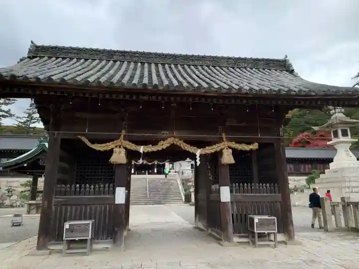 吉備津彦神社の山門・神門