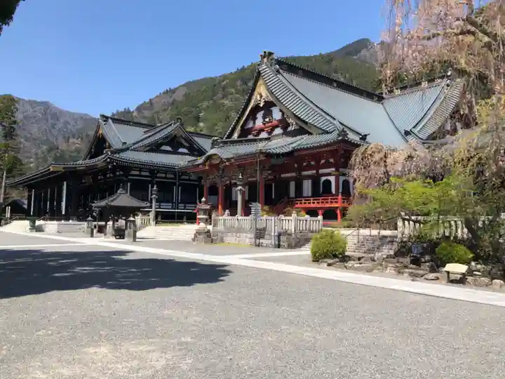 久遠寺の本殿・本堂