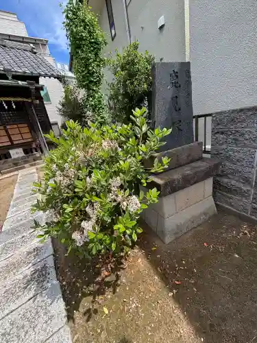 鹿見塚神社の{uncategorized: "未分類", other: "その他", undefined: "問題あり", building: "その他建物", grave: "お墓", sacred_gate: "鳥居", guardian: "狛犬", statue: "像", buddha: "仏像", history: "歴史", nature: "自然", garden: "庭園", animal: "動物", pagoda: "塔", temizu: "手水舎", mountain_gate: "山門・神門", sanctuary: "本殿・本堂", subordinate: "末社・摂社", art: "芸術", scenery: "景色", jizo: "地蔵", ema: "絵馬", goshuin: "御朱印", omikuji: "おみくじ", items: "授与品その他", amulet: "お守り", goshuincho: "御朱印帳", eats: "食事", festival: "お祭り", votive_dance: "神楽", shichigosan: "七五三参", wedding: "結婚式", experience: "体験その他", initially: "初詣", around: "周辺", anti_infection: "感染症対策"}
