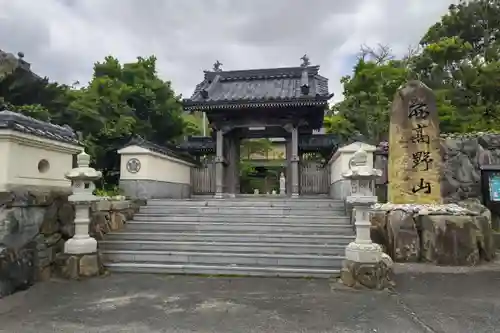 大寳寺（大宝寺）の山門