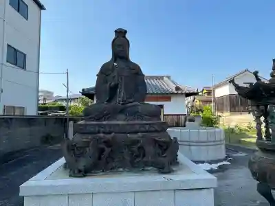 家原寺の{uncategorized: "未分類", other: "その他", undefined: "問題あり", building: "その他建物", grave: "お墓", sacred_gate: "鳥居", guardian: "狛犬", statue: "像", buddha: "仏像", history: "歴史", nature: "自然", garden: "庭園", animal: "動物", pagoda: "塔", temizu: "手水舎", mountain_gate: "山門・神門", sanctuary: "本殿・本堂", subordinate: "末社・摂社", art: "芸術", scenery: "景色", jizo: "地蔵", ema: "絵馬", goshuin: "御朱印", omikuji: "おみくじ", items: "授与品その他", amulet: "お守り", goshuincho: "御朱印帳", eats: "食事", festival: "お祭り", votive_dance: "神楽", shichigosan: "七五三参", wedding: "結婚式", experience: "体験その他", initially: "初詣", around: "周辺", anti_infection: "感染症対策"}