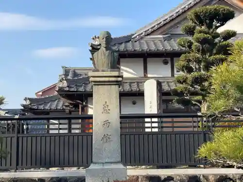 圓願寺の{uncategorized: "未分類", other: "その他", undefined: "問題あり", building: "その他建物", grave: "お墓", sacred_gate: "鳥居", guardian: "狛犬", statue: "像", buddha: "仏像", history: "歴史", nature: "自然", garden: "庭園", animal: "動物", pagoda: "塔", temizu: "手水舎", mountain_gate: "山門・神門", sanctuary: "本殿・本堂", subordinate: "末社・摂社", art: "芸術", scenery: "景色", jizo: "地蔵", ema: "絵馬", goshuin: "御朱印", omikuji: "おみくじ", items: "授与品その他", amulet: "お守り", goshuincho: "御朱印帳", eats: "食事", festival: "お祭り", votive_dance: "神楽", shichigosan: "七五三参", wedding: "結婚式", experience: "体験その他", initially: "初詣", around: "周辺", anti_infection: "感染症対策"}