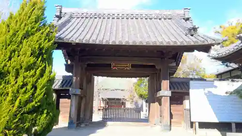 称名寺の山門