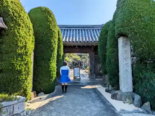 斉年寺の山門