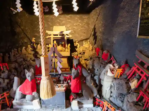 東京羽田 穴守稲荷神社の{uncategorized: "未分類", other: "その他", undefined: "問題あり", building: "その他建物", grave: "お墓", sacred_gate: "鳥居", guardian: "狛犬", statue: "像", buddha: "仏像", history: "歴史", nature: "自然", garden: "庭園", animal: "動物", pagoda: "塔", temizu: "手水舎", mountain_gate: "山門・神門", sanctuary: "本殿・本堂", subordinate: "末社・摂社", art: "芸術", scenery: "景色", jizo: "地蔵", ema: "絵馬", goshuin: "御朱印", omikuji: "おみくじ", items: "授与品その他", amulet: "お守り", goshuincho: "御朱印帳", eats: "食事", festival: "お祭り", votive_dance: "神楽", shichigosan: "七五三参", wedding: "結婚式", experience: "体験その他", initially: "初詣", around: "周辺", anti_infection: "感染症対策"}