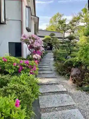 徳寿院の{uncategorized: "未分類", other: "その他", undefined: "問題あり", building: "その他建物", grave: "お墓", sacred_gate: "鳥居", guardian: "狛犬", statue: "像", buddha: "仏像", history: "歴史", nature: "自然", garden: "庭園", animal: "動物", pagoda: "塔", temizu: "手水舎", mountain_gate: "山門・神門", sanctuary: "本殿・本堂", subordinate: "末社・摂社", art: "芸術", scenery: "景色", jizo: "地蔵", ema: "絵馬", goshuin: "御朱印", omikuji: "おみくじ", items: "授与品その他", amulet: "お守り", goshuincho: "御朱印帳", eats: "食事", festival: "お祭り", votive_dance: "神楽", shichigosan: "七五三参", wedding: "結婚式", experience: "体験その他", initially: "初詣", around: "周辺", anti_infection: "感染症対策"}