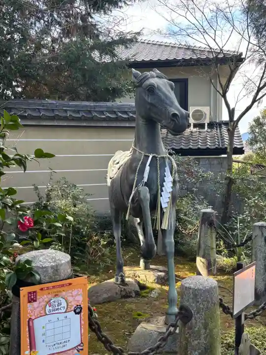 粟田神社の{uncategorized: "未分類", other: "その他", undefined: "問題あり", building: "その他建物", grave: "お墓", sacred_gate: "鳥居", guardian: "狛犬", statue: "像", buddha: "仏像", history: "歴史", nature: "自然", garden: "庭園", animal: "動物", pagoda: "塔", temizu: "手水舎", mountain_gate: "山門・神門", sanctuary: "本殿・本堂", subordinate: "末社・摂社", art: "芸術", scenery: "景色", jizo: "地蔵", ema: "絵馬", goshuin: "御朱印", omikuji: "おみくじ", items: "授与品その他", amulet: "お守り", goshuincho: "御朱印帳", eats: "食事", festival: "お祭り", votive_dance: "神楽", shichigosan: "七五三参", wedding: "結婚式", experience: "体験その他", initially: "初詣", around: "周辺", anti_infection: "感染症対策"}