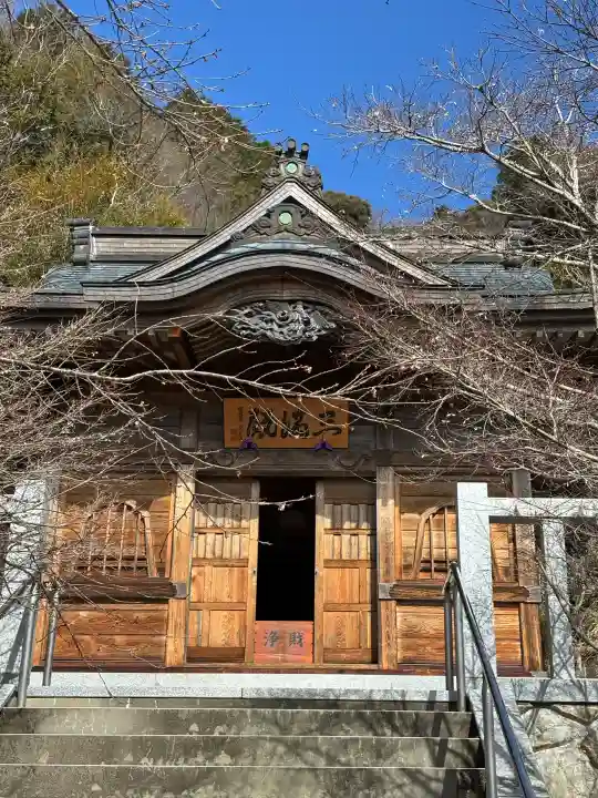 光明寺の{uncategorized: "未分類", other: "その他", undefined: "問題あり", building: "その他建物", grave: "お墓", sacred_gate: "鳥居", guardian: "狛犬", statue: "像", buddha: "仏像", history: "歴史", nature: "自然", garden: "庭園", animal: "動物", pagoda: "塔", temizu: "手水舎", mountain_gate: "山門・神門", sanctuary: "本殿・本堂", subordinate: "末社・摂社", art: "芸術", scenery: "景色", jizo: "地蔵", ema: "絵馬", goshuin: "御朱印", omikuji: "おみくじ", items: "授与品その他", amulet: "お守り", goshuincho: "御朱印帳", eats: "食事", festival: "お祭り", votive_dance: "神楽", shichigosan: "七五三参", wedding: "結婚式", experience: "体験その他", initially: "初詣", around: "周辺", anti_infection: "感染症対策"}