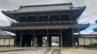 本山専修寺の山門・神門