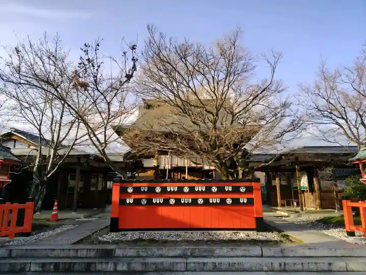 車折神社の{uncategorized: "未分類", other: "その他", undefined: "問題あり", building: "その他建物", grave: "お墓", sacred_gate: "鳥居", guardian: "狛犬", statue: "像", buddha: "仏像", history: "歴史", nature: "自然", garden: "庭園", animal: "動物", pagoda: "塔", temizu: "手水舎", mountain_gate: "山門・神門", sanctuary: "本殿・本堂", subordinate: "末社・摂社", art: "芸術", scenery: "景色", jizo: "地蔵", ema: "絵馬", goshuin: "御朱印", omikuji: "おみくじ", items: "授与品その他", amulet: "お守り", goshuincho: "御朱印帳", eats: "食事", festival: "お祭り", votive_dance: "神楽", shichigosan: "七五三参", wedding: "結婚式", experience: "体験その他", initially: "初詣", around: "周辺", anti_infection: "感染症対策"}