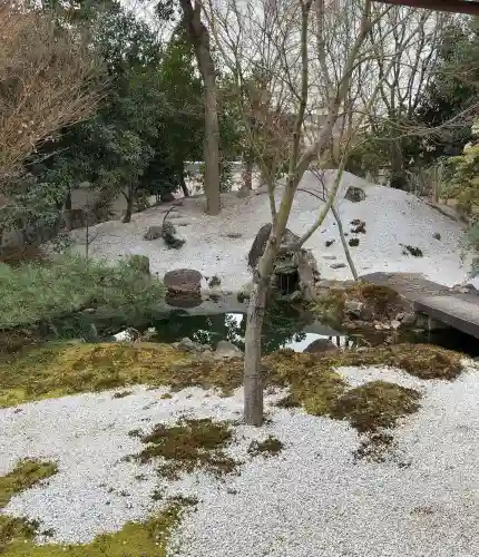 興聖寺の{uncategorized: "未分類", other: "その他", undefined: "問題あり", building: "その他建物", grave: "お墓", sacred_gate: "鳥居", guardian: "狛犬", statue: "像", buddha: "仏像", history: "歴史", nature: "自然", garden: "庭園", animal: "動物", pagoda: "塔", temizu: "手水舎", mountain_gate: "山門・神門", sanctuary: "本殿・本堂", subordinate: "末社・摂社", art: "芸術", scenery: "景色", jizo: "地蔵", ema: "絵馬", goshuin: "御朱印", omikuji: "おみくじ", items: "授与品その他", amulet: "お守り", goshuincho: "御朱印帳", eats: "食事", festival: "お祭り", votive_dance: "神楽", shichigosan: "七五三参", wedding: "結婚式", experience: "体験その他", initially: "初詣", around: "周辺", anti_infection: "感染症対策"}