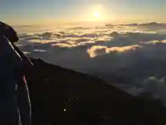 富士山頂上浅間大社奥宮の景色