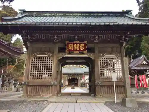 久遠寺の山門