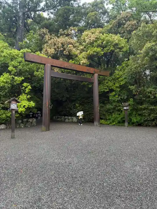伊勢神宮外宮(豊受大神宮)の{uncategorized: "未分類", other: "その他", undefined: "問題あり", building: "その他建物", grave: "お墓", sacred_gate: "鳥居", guardian: "狛犬", statue: "像", buddha: "仏像", history: "歴史", nature: "自然", garden: "庭園", animal: "動物", pagoda: "塔", temizu: "手水舎", mountain_gate: "山門・神門", sanctuary: "本殿・本堂", subordinate: "末社・摂社", art: "芸術", scenery: "景色", jizo: "地蔵", ema: "絵馬", goshuin: "御朱印", omikuji: "おみくじ", items: "授与品その他", amulet: "お守り", goshuincho: "御朱印帳", eats: "食事", festival: "お祭り", votive_dance: "神楽", shichigosan: "七五三参", wedding: "結婚式", experience: "体験その他", initially: "初詣", around: "周辺", anti_infection: "感染症対策"}