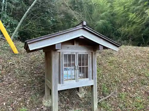 立石神社の{uncategorized: "未分類", other: "その他", undefined: "問題あり", building: "その他建物", grave: "お墓", sacred_gate: "鳥居", guardian: "狛犬", statue: "像", buddha: "仏像", history: "歴史", nature: "自然", garden: "庭園", animal: "動物", pagoda: "塔", temizu: "手水舎", mountain_gate: "山門・神門", sanctuary: "本殿・本堂", subordinate: "末社・摂社", art: "芸術", scenery: "景色", jizo: "地蔵", ema: "絵馬", goshuin: "御朱印", omikuji: "おみくじ", items: "授与品その他", amulet: "お守り", goshuincho: "御朱印帳", eats: "食事", festival: "お祭り", votive_dance: "神楽", shichigosan: "七五三参", wedding: "結婚式", experience: "体験その他", initially: "初詣", around: "周辺", anti_infection: "感染症対策"}