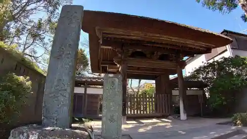 極楽寺（霊鷲山感應院極楽律寺）の山門・神門
