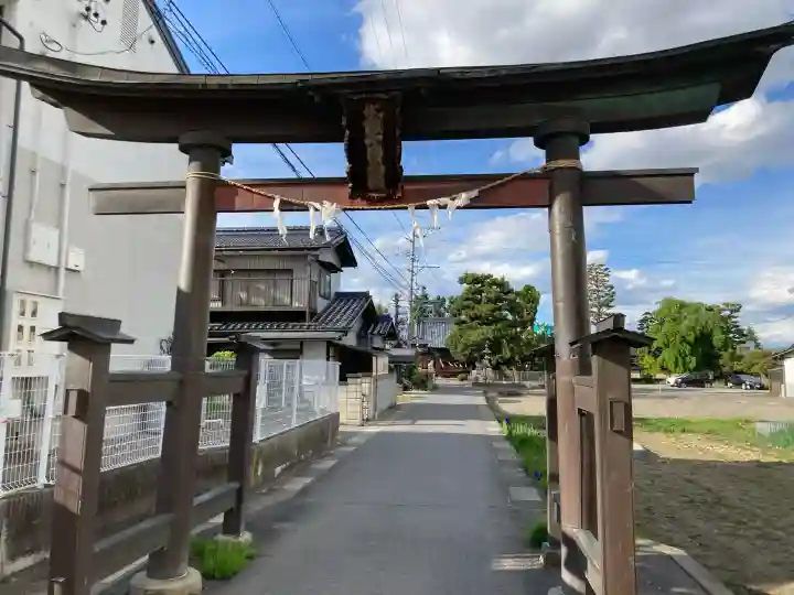 氷鉋斗賣神社の{uncategorized: "未分類", other: "その他", undefined: "問題あり", building: "その他建物", grave: "お墓", sacred_gate: "鳥居", guardian: "狛犬", statue: "像", buddha: "仏像", history: "歴史", nature: "自然", garden: "庭園", animal: "動物", pagoda: "塔", temizu: "手水舎", mountain_gate: "山門・神門", sanctuary: "本殿・本堂", subordinate: "末社・摂社", art: "芸術", scenery: "景色", jizo: "地蔵", ema: "絵馬", goshuin: "御朱印", omikuji: "おみくじ", items: "授与品その他", amulet: "お守り", goshuincho: "御朱印帳", eats: "食事", festival: "お祭り", votive_dance: "神楽", shichigosan: "七五三参", wedding: "結婚式", experience: "体験その他", initially: "初詣", around: "周辺", anti_infection: "感染症対策"}