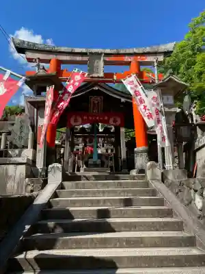 伏見稲荷大社三ノ峰（下之社神蹟・白菊大神）の{uncategorized: "未分類", other: "その他", undefined: "問題あり", building: "その他建物", grave: "お墓", sacred_gate: "鳥居", guardian: "狛犬", statue: "像", buddha: "仏像", history: "歴史", nature: "自然", garden: "庭園", animal: "動物", pagoda: "塔", temizu: "手水舎", mountain_gate: "山門・神門", sanctuary: "本殿・本堂", subordinate: "末社・摂社", art: "芸術", scenery: "景色", jizo: "地蔵", ema: "絵馬", goshuin: "御朱印", omikuji: "おみくじ", items: "授与品その他", amulet: "お守り", goshuincho: "御朱印帳", eats: "食事", festival: "お祭り", votive_dance: "神楽", shichigosan: "七五三参", wedding: "結婚式", experience: "体験その他", initially: "初詣", around: "周辺", anti_infection: "感染症対策"}