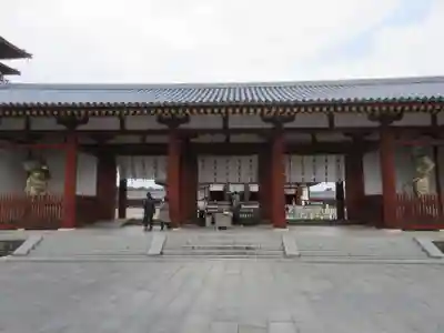 薬師寺の山門・神門
